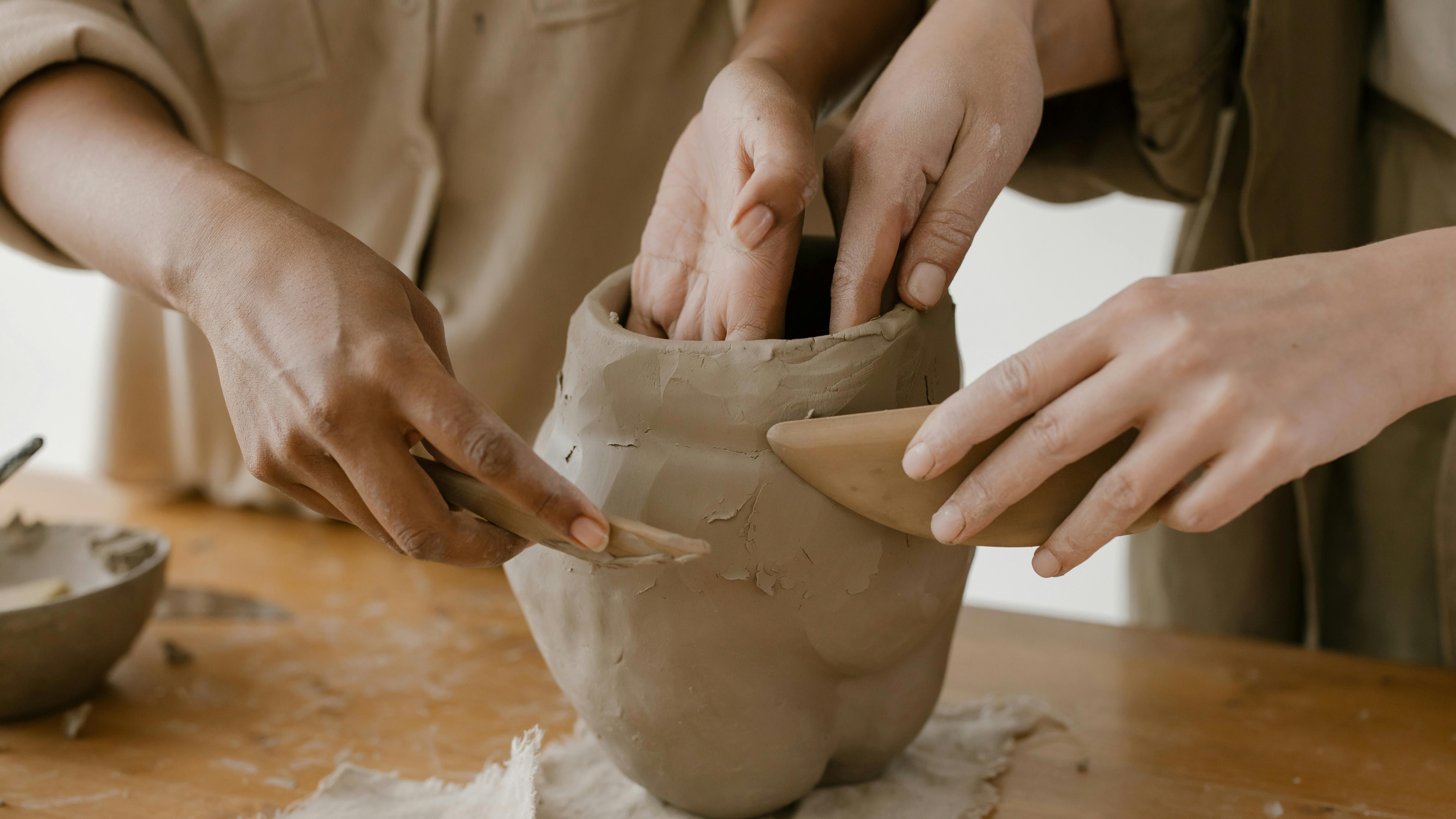 Likovna radionica oblikovanja gline, srijeda, 18.2. 2026. od 18 do 20 sati